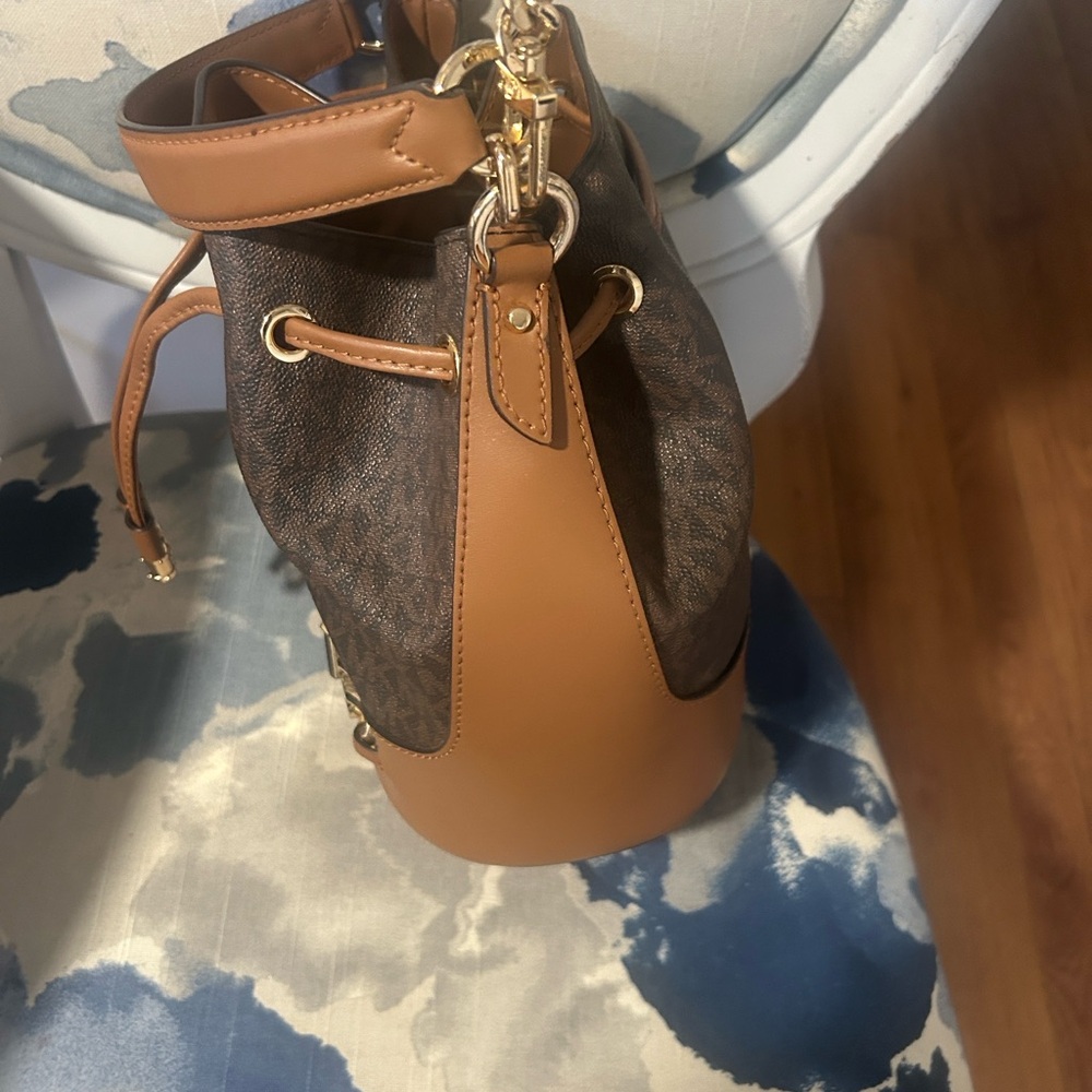“WHAT’S UR PRICE?” Michael Kors Medium Devon Brown Tan Bucket Shoulder Bag 👜 - Picture 4 of 10